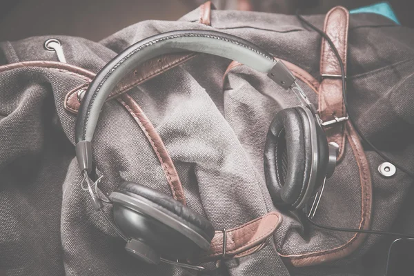 Música para viajar por las montañas, Auriculares para teléfono — Foto de Stock