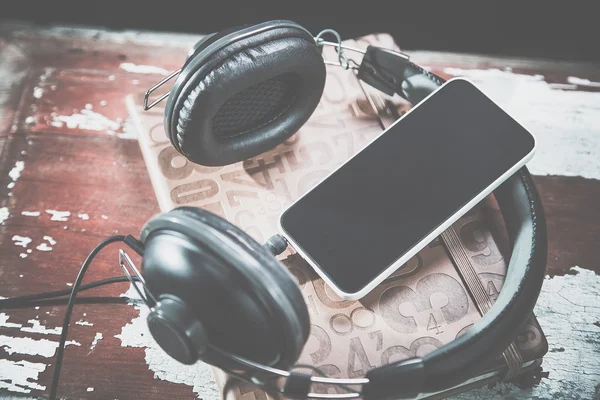 Auriculares y fotos vintage del teléfono, escuchar música — Foto de Stock