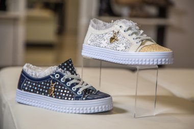 Rhinestones, kadın ayakkabısı ile şık Ayakkabı