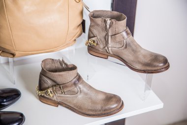 Kadın bahar ayakkabı raf vardır