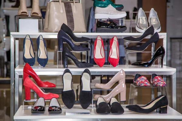 Gran selección de zapatos de mujer en el estante de la tienda — Foto de Stock