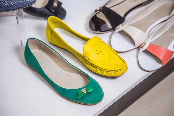 Chaussures femmes mocassins en daim coloré élégant — Photo