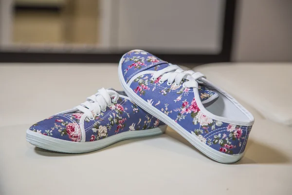 Colorful women shoes on the shelf in the store — Stock Photo, Image