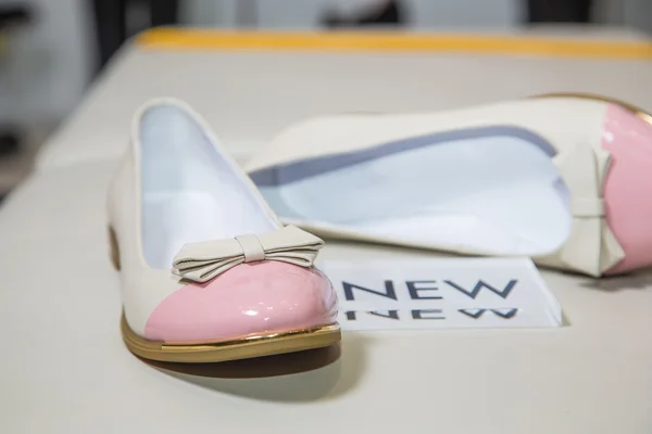 Female ballet flats are on the shelf, the new collection — Stock Photo, Image