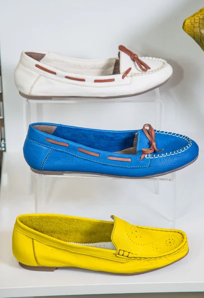 Elegantes mocasines de gamuza de colores zapatos de mujer — Foto de Stock