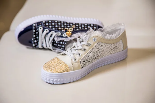 Chaussures élégantes avec strass, chaussures pour femmes — Photo