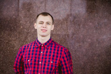 İş bölgesinde şık iş adamı