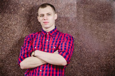 İş bölgesinde şık iş adamı