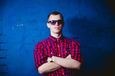 Erkek model kamera için poz erkek giyim