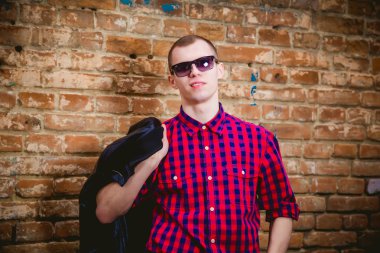 Erkek model kamera için poz erkek giyim