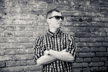 Erkek model kamera için poz erkek giyim