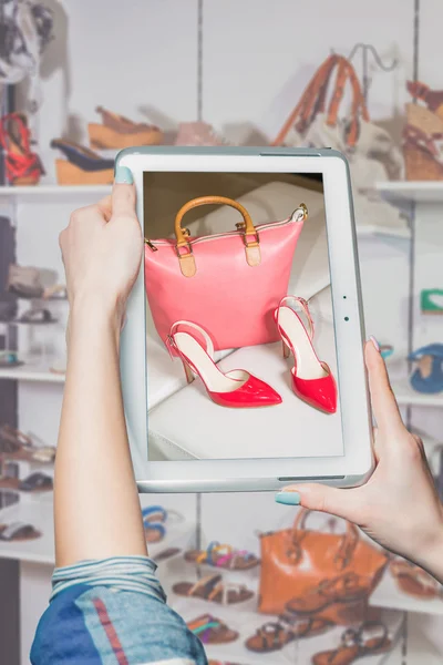 Mädchen fotografierte Schuhe Online-Verkauf — Stockfoto