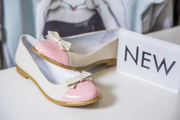 Female ballet flats are on the shelf, the new collection — Stock Photo, Image