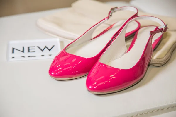 Bright pink sandals, women's leather shoes — Stock Photo, Image