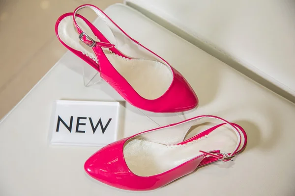 Sandalias de color rosa brillante, zapatos de cuero para mujer —  Fotos de Stock