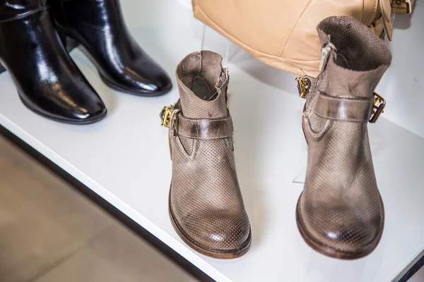 Zapatos de primavera de las mujeres están en el estante — Foto de Stock