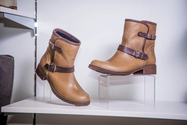 Kadın bahar ayakkabı raf vardır