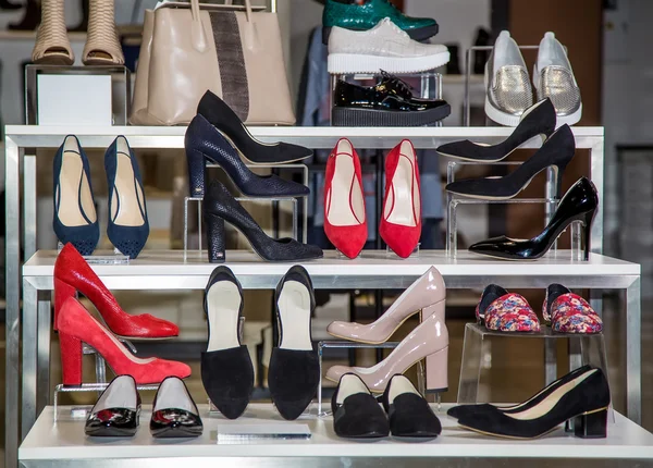 Gran selección de zapatos de mujer en el estante de la tienda — Foto de Stock