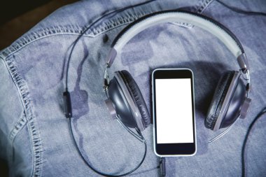 Müzik, telefon, gömlek ve kulaklıklar için dinle