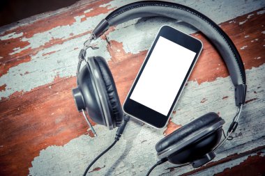 telefon ve kulaklık üzerinde ahşap arka plan müziği