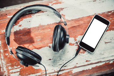 telefon ve kulaklık üzerinde ahşap arka plan müziği