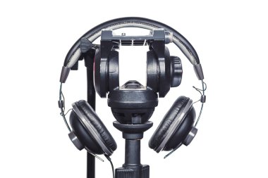 Kulaklık ve bir tripod üzerinde beyaz bir arka plan Musica, ses kaydı