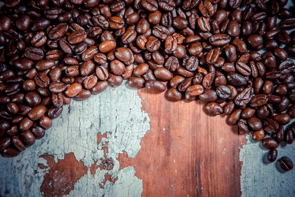 Texture des grains de café sur un fond en bois — Photo