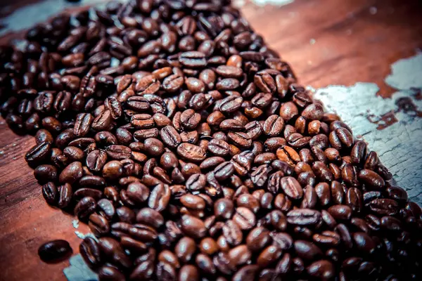 Texture of coffee beans on a wooden background — Stock Photo, Image