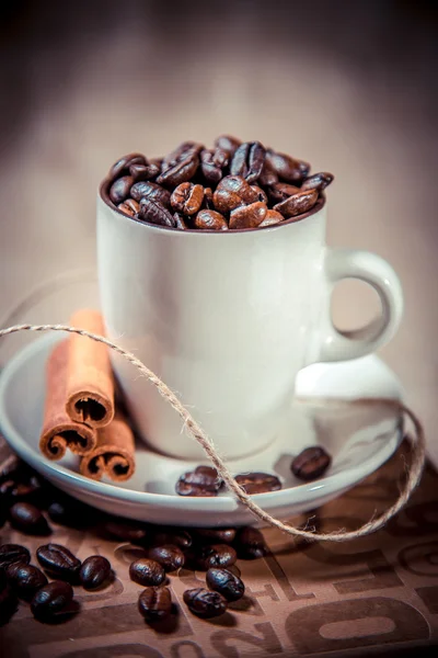 Bir defter, espresso fincan ve fincan tabağı hoş kokulu kahve — Stok fotoğraf