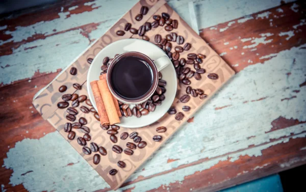 Café parfumé sur un fond en bois, tasse à expresso et soucoupe — Photo