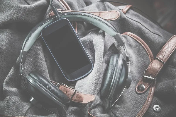 Música en el viaje por carretera, teléfono y auriculares en una mochila —  Fotos de Stock