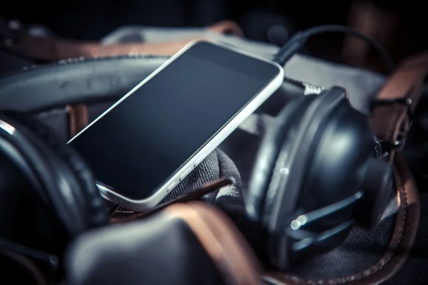 Música en el viaje por carretera, teléfono y auriculares en una mochila — Foto de Stock