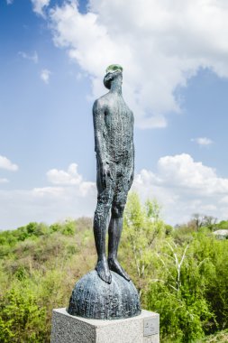 Kiev manzara arka sokakta heykel insan yağmur