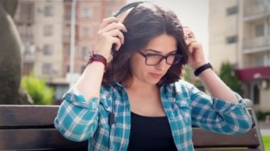 Stereo kulaklıklar müzik dinlemek güzel kız