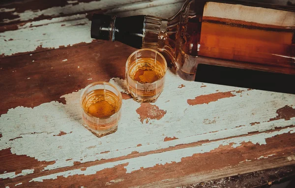 Twee glazen voor whisky staande op de bar — Stock Fotó