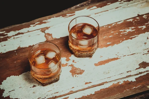 ウイスキー ヴィンテージ写真、バーにボトルを 2 杯 — ストック写真