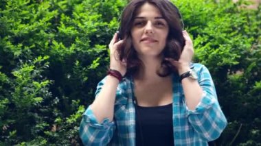 Parkta müzik dinleyen kız.