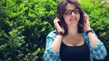 Parkta müzik dinleyen kız.