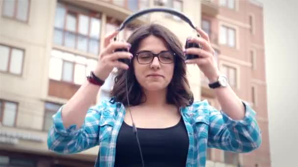 Chica escuchando música en el parque — Vídeos de Stock