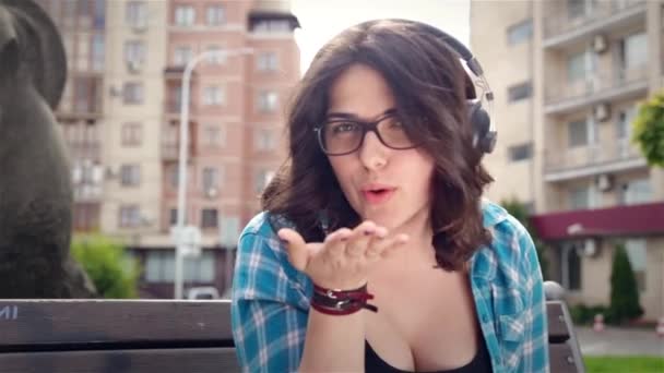 Девушка слушает музыку в парке — стоковое видео