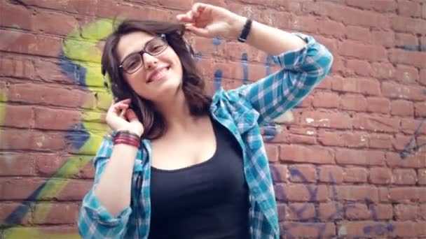 Ragazza che ascolta musica nel parco — Video Stock