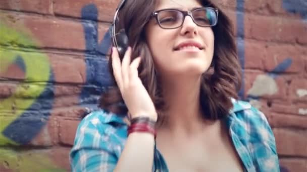 Ragazza che ascolta musica nel parco — Video Stock