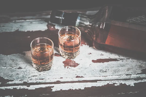 Zwei Gläser Whisky, eine Flasche auf der Theke — Stockfoto