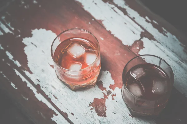 Zwei Gläser Whisky, eine Flasche auf der Theke — Stockfoto