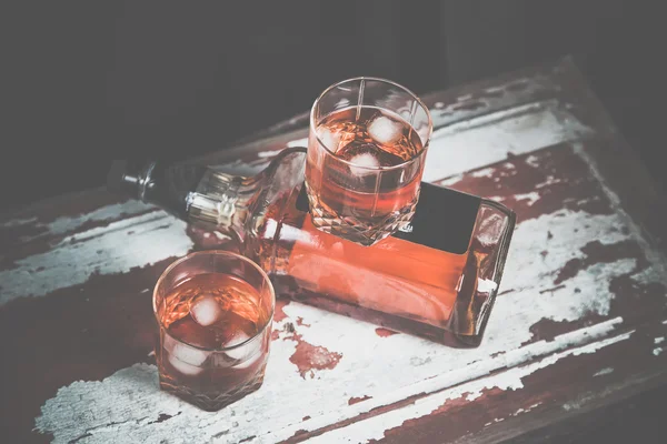 Два стакана винтажного фото, бутылка на барной стойке — стоковое фото