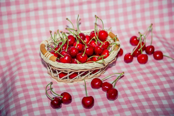 Cerejas maduras em uma cesta — Fotografia de Stock