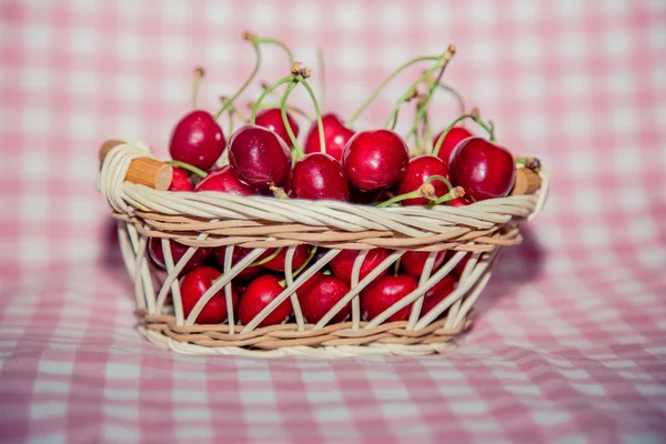 Cerejas maduras em uma cesta — Fotografia de Stock
