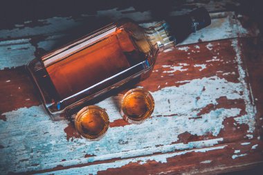 Два бокала виски стоя на панели