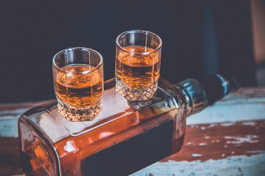 Два бокала виски стоя на панели