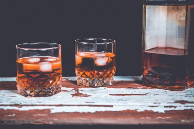 Два бокала виски стоя на панели